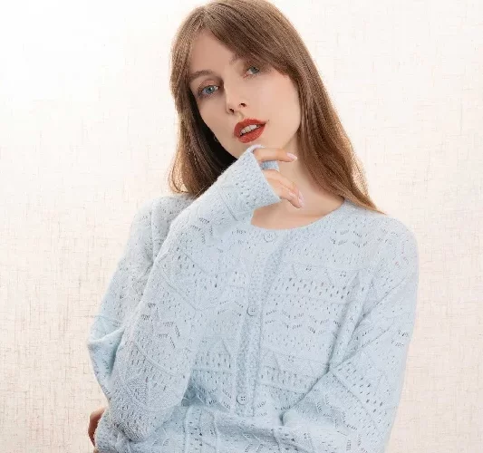 Fashionable long-sleeved tops